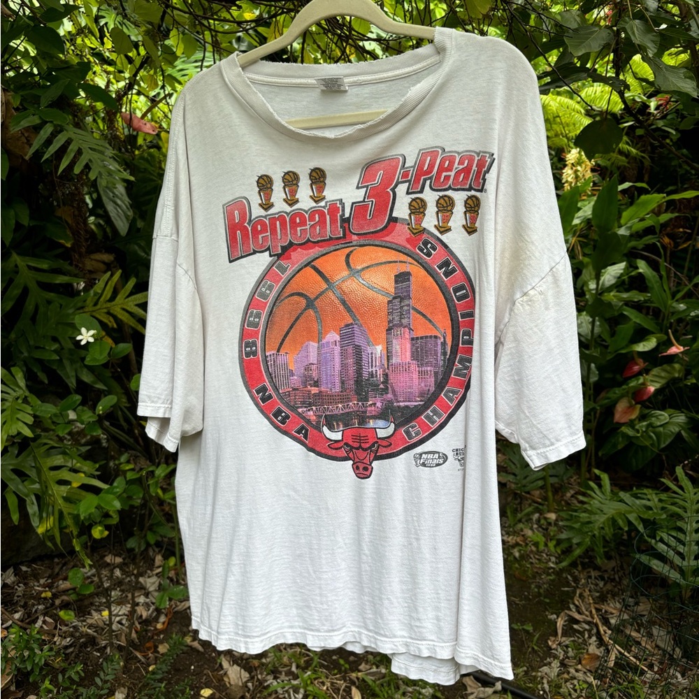1998 Chicago Bulls Repeat 3 Peat Tee